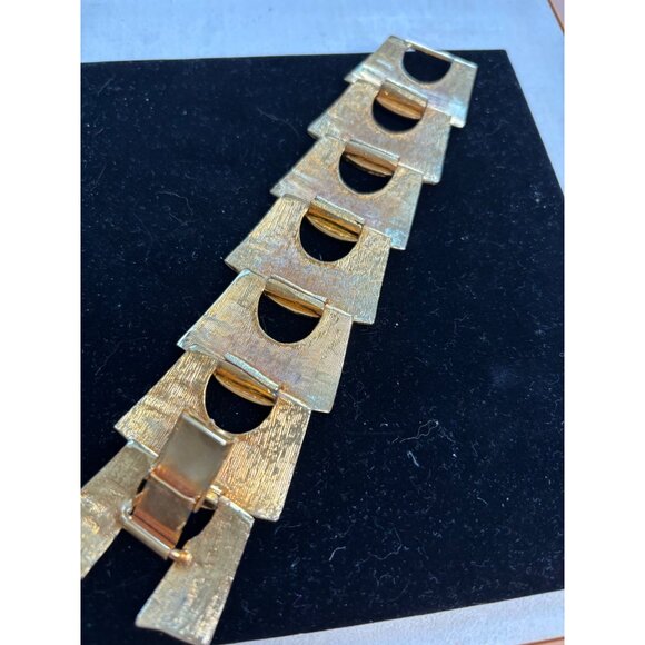 Vintage Gold-Toned Wide Textured Link Bracelet With Wave Design - Picture 5 of 15